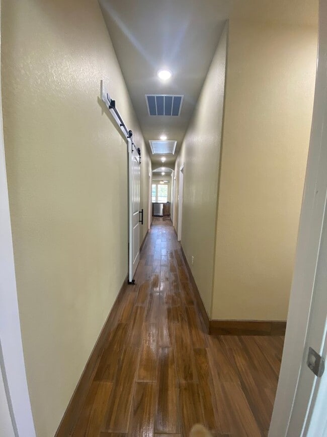 Building Photo - 105 Sabine Ave. #B