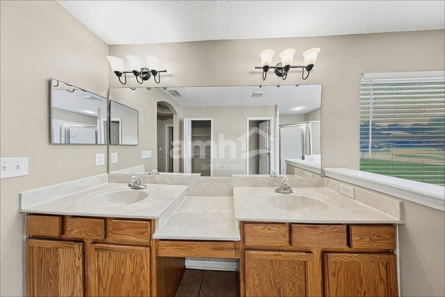 Building Photo - 14003 Golden Eagle Dr