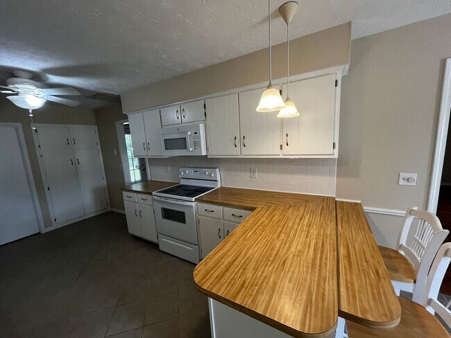 Building Photo - Beautiful New to Market!