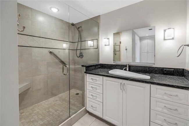 Building Photo - 1 Beach Dr SE