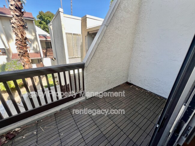 Building Photo - 2200 Laguna Cir