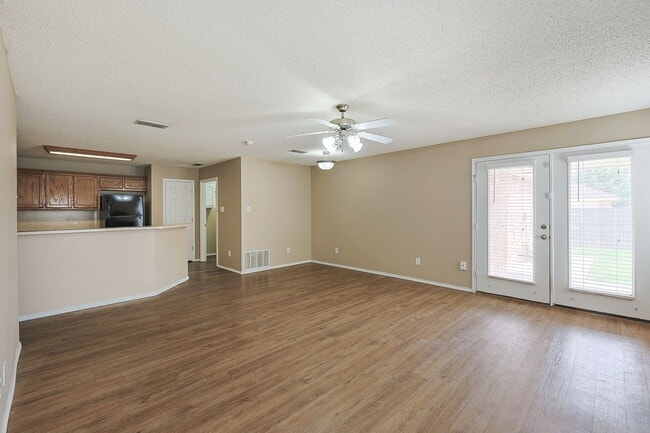 Building Photo - Don't miss this 2 Bedroom Duplex