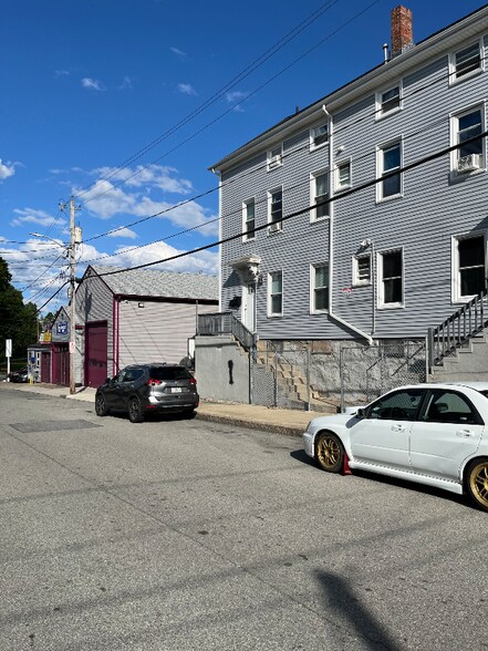 Building Photo - 42 Kilburn St