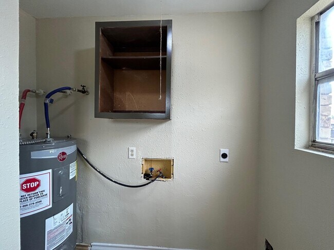 Building Photo - 1006 Laurel Dr