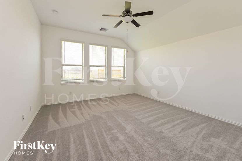 Building Photo - 14907 Lake Shore Ave