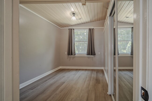 Building Photo - Scenic Lakeview Rental located on Boatman'...