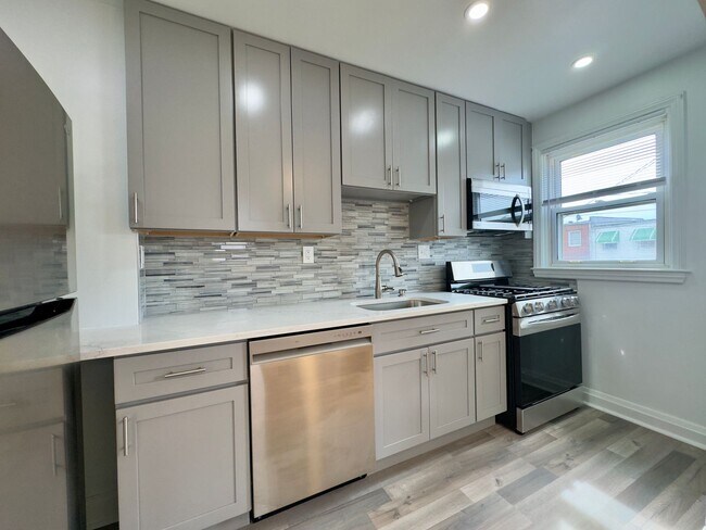 Building Photo - Modern 2-Bedroom Townhome with Spacious Ya...