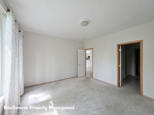 Building Photo - Bright and Spacious, Conveniently located ...