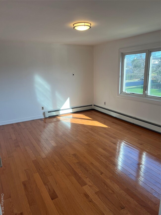 Building Photo - 1016 Oaks Dr