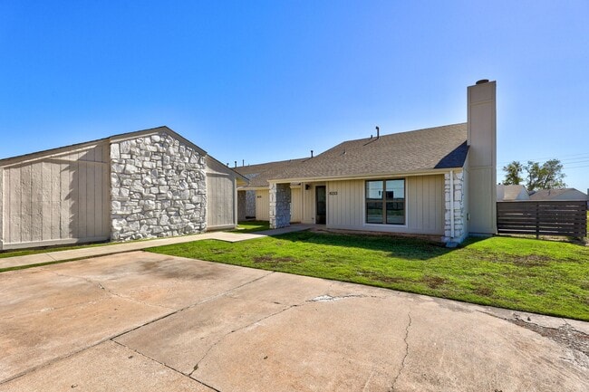 Building Photo - Home Like Living at Apartment Prices