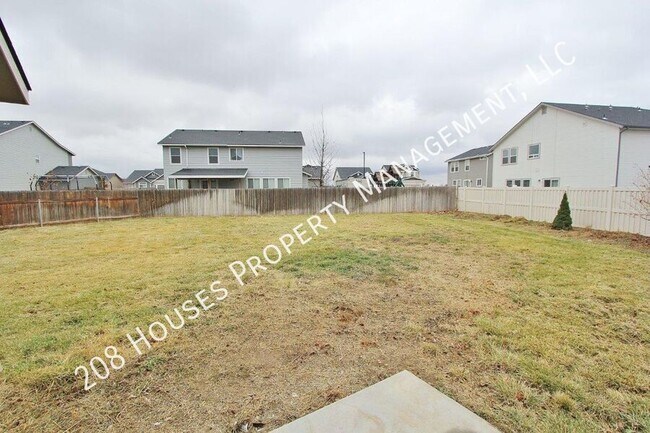 Building Photo - Must See Immaculately Kept 3 bed, 2 bath H...