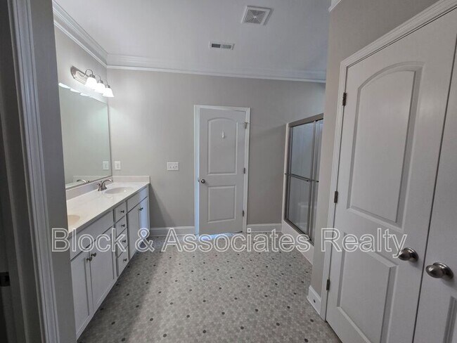 Building Photo - 5553 Marblehead Dr