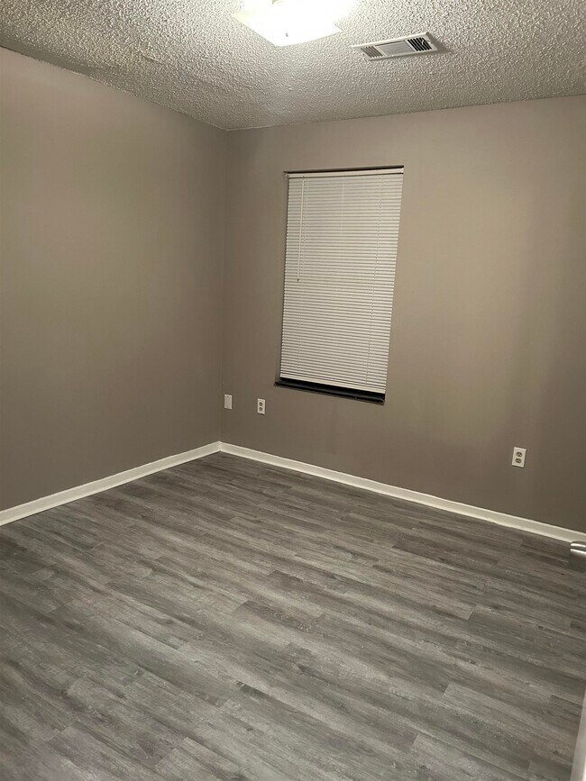 Building Photo - 3635 Chesterwood Dr