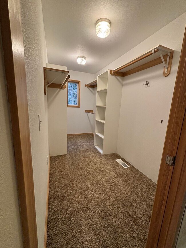 Building Photo - Beautiful Home on 1.2 Acres in Sandpoint