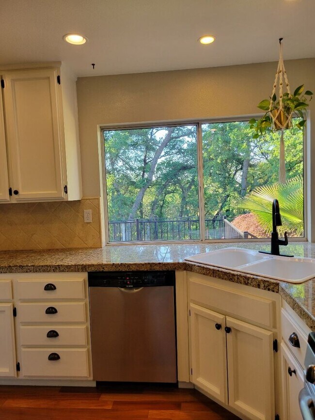 Building Photo - "Coveted Comfort: Spacious 4-Bed, 3-Bath H...