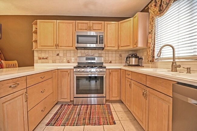 Building Photo - 445 Captain Eames Cir