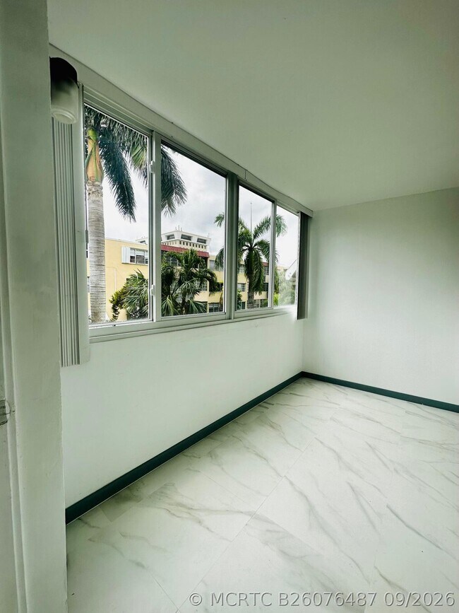 Building Photo - 1333 E Hallandale Beach Blvd