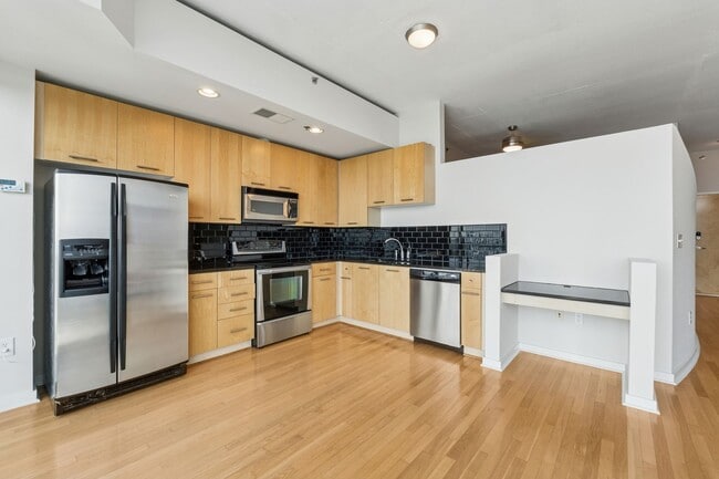 Building Photo - Spacious 1 Bedroom Condo in Heart of Buckh...