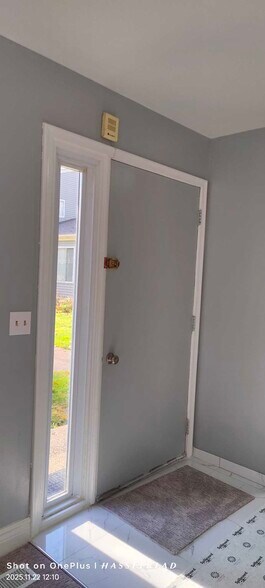 Building Photo - 1095 Green Meadows Dr