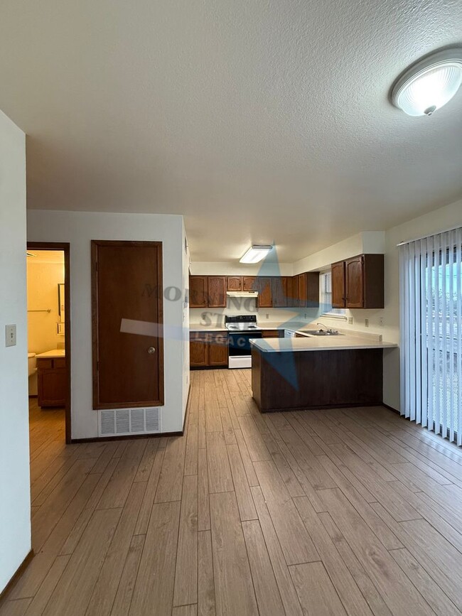 Building Photo - 2 bed townhouse w/garage and enclosed yard!