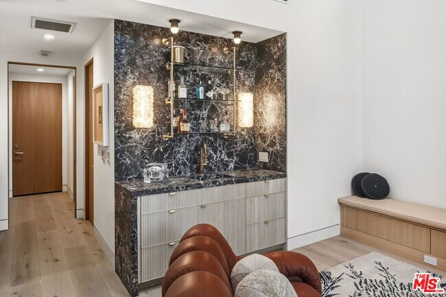 Building Photo - 738 Palms Blvd