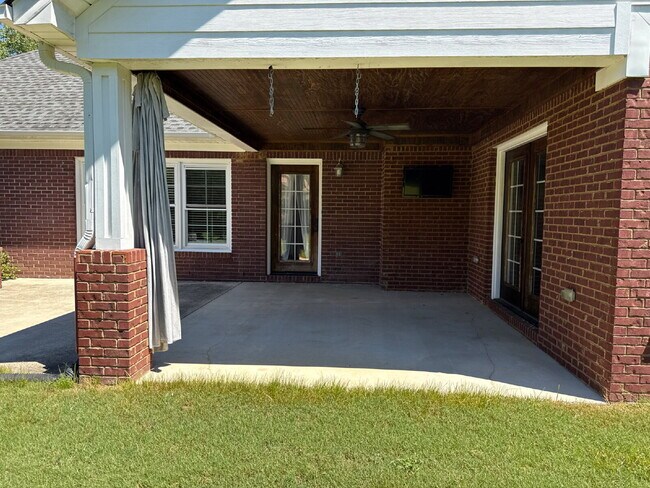 Building Photo - "Charming 4-Bed Oasis with Granite Finishe...