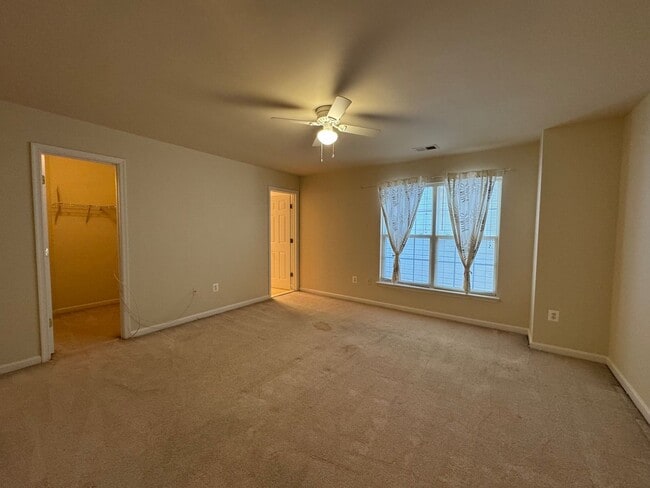 Building Photo - Stunning 4 Bed 3.5 Bath Brick Townhome In Desired Mount Zephyr