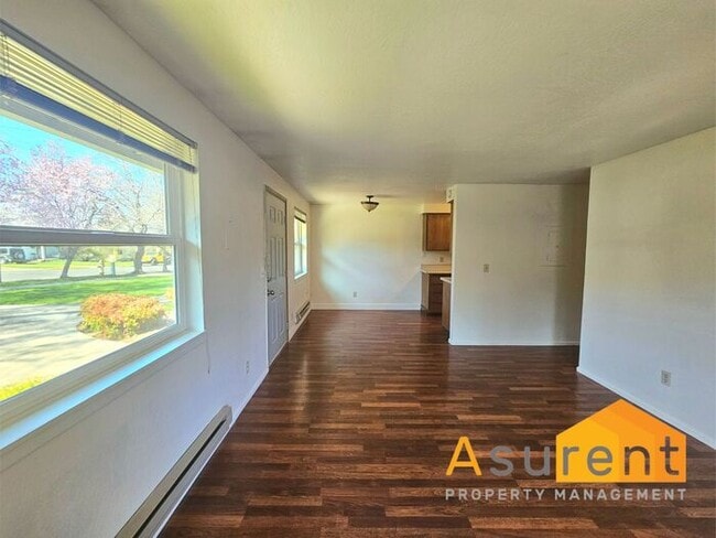 Building Photo - Charming 4-Plex 2 Bedroom 1 Bathroom Unit Available Soon!