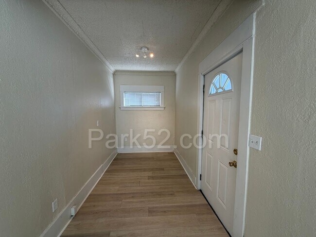 Building Photo - $500 Off 1st Full Month! Tacoma Area 3 Bedroom 1 Bathroom Duplex