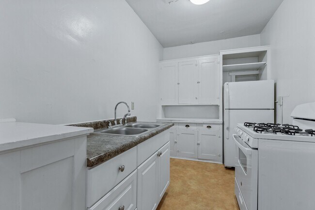 Building Photo - 2216 Harriet Ave