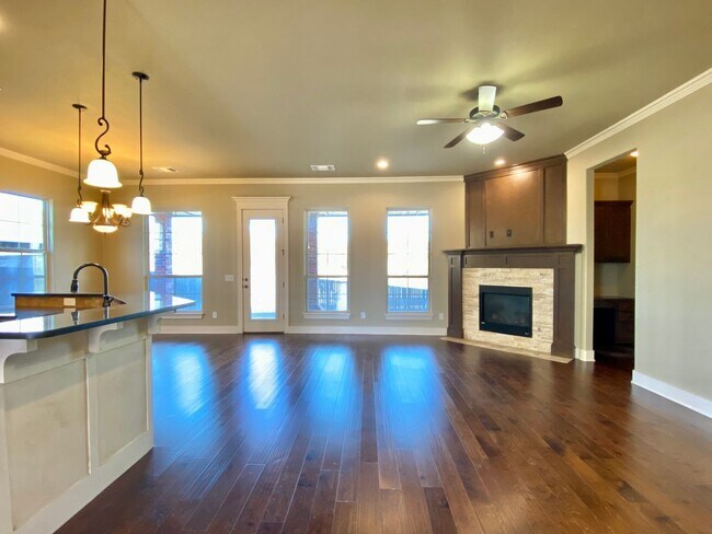 Building Photo - Gorgeous 4 Bed 3 Bath in Norman