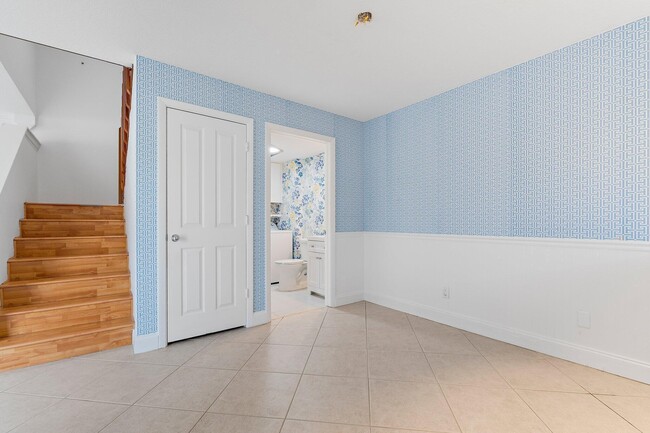 Building Photo - 2406 SW Danbury Ln