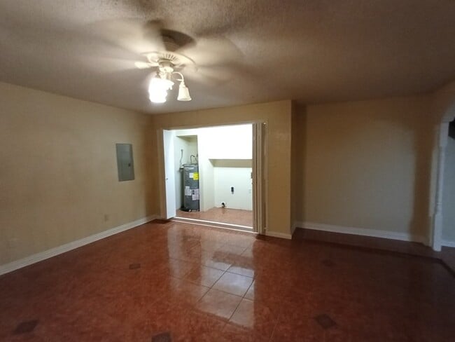 Building Photo - 2701 Willow Springs Rd