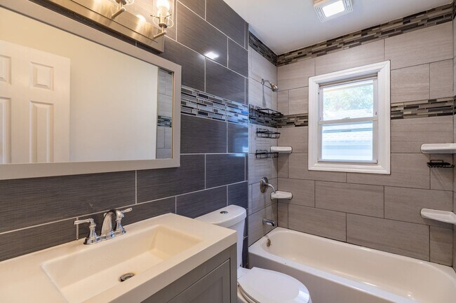 Building Photo - 4 bedrooms 1 bath