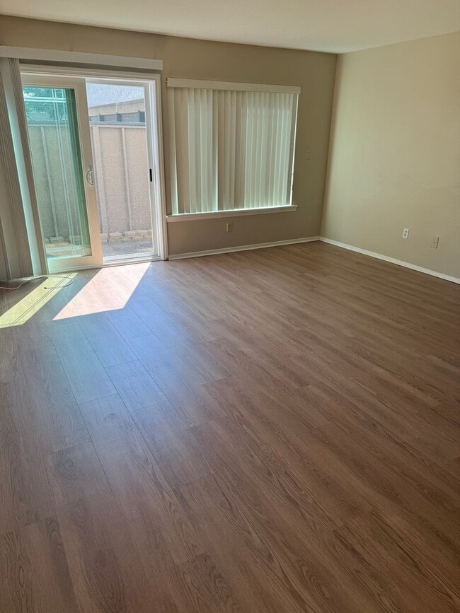 Building Photo - 2 Bedroom 1.5 Bath Beautiful Townhome in E...