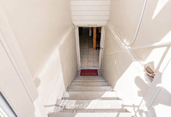 Building Photo - Spacious Basement Apartment with Private Entrance, Full Kitchen & In-Unit Laundry