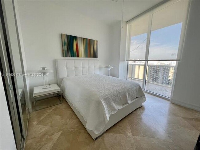 Building Photo - 16001 Collins Ave