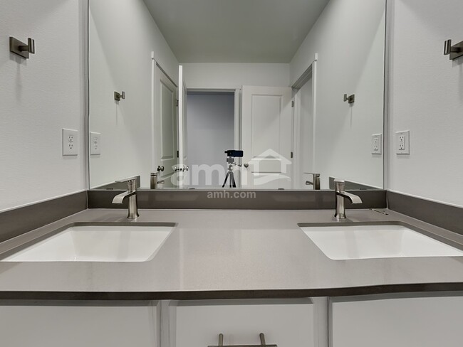 Building Photo - 9443 W Shumard St