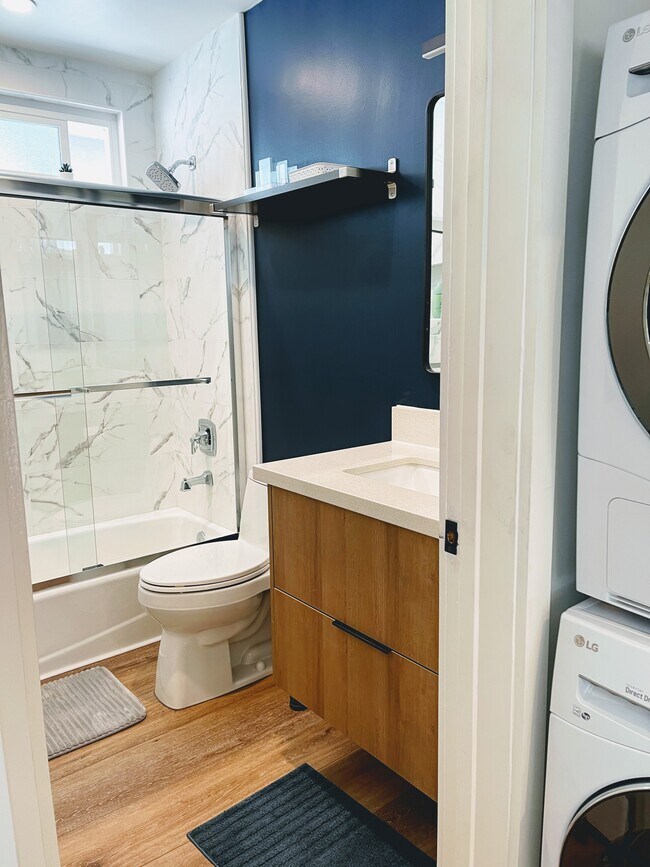 Fully renovated full bathroom - 1907 Malcolm Ave