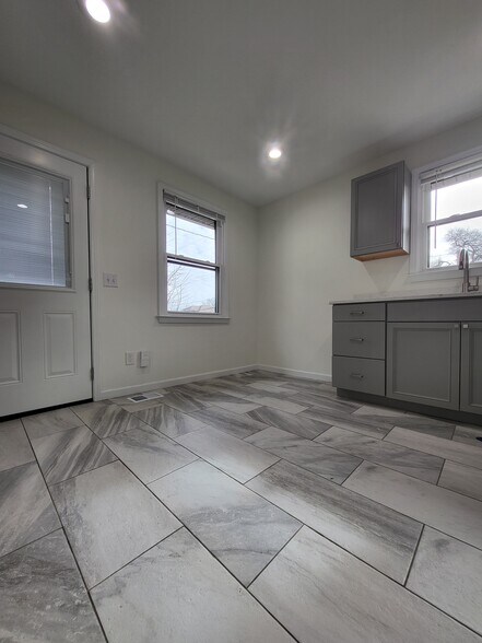 Kitchen - 1512A Sweetbriar Ave