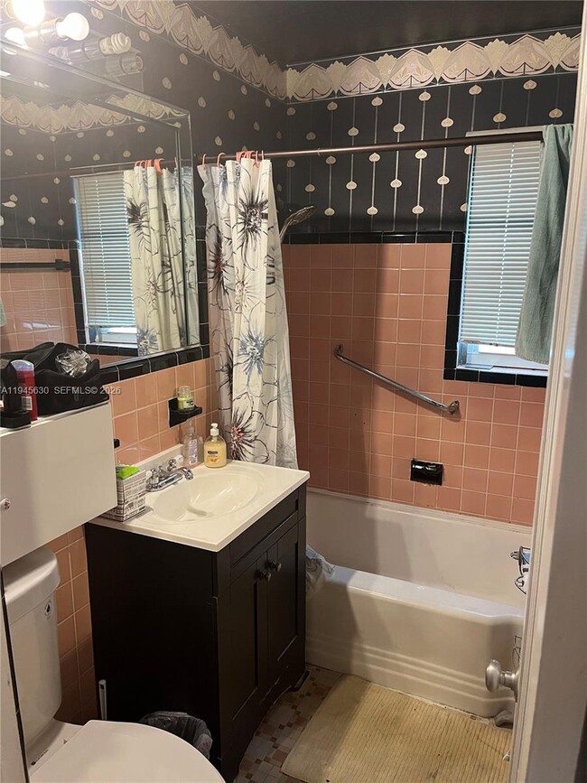 Building Photo - 715 NE 91st St