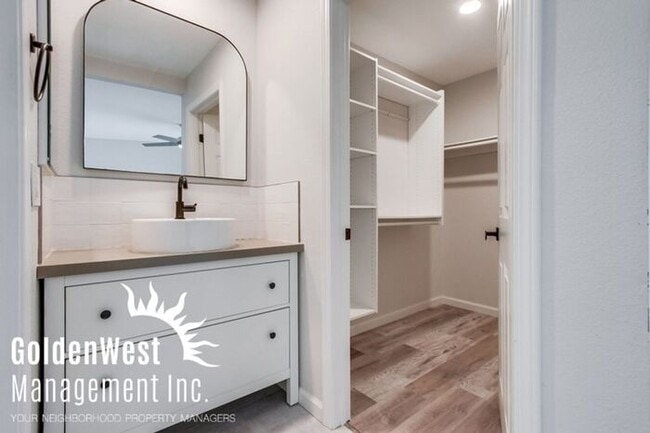 Building Photo - Stunning Two-Story 2Bdm 2.5Ba Townhome in ...