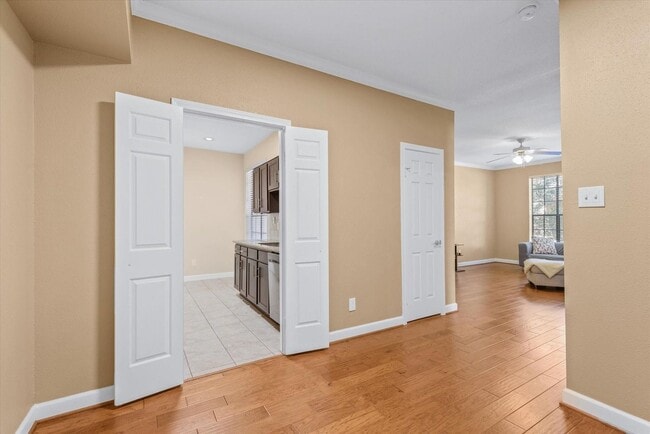 Building Photo - 2255 Braeswood Park Dr