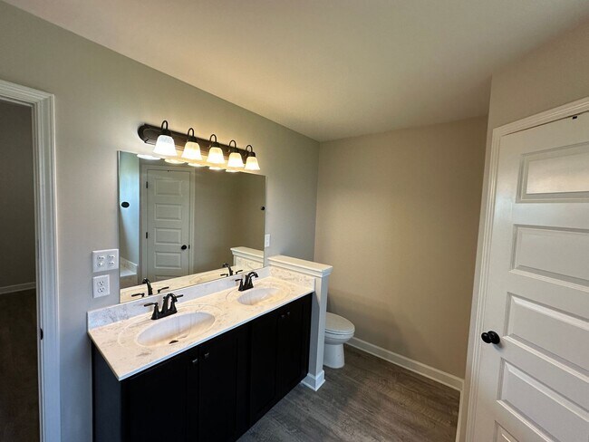 Building Photo - Available NOW in Southaven! Like New 3 BR/...