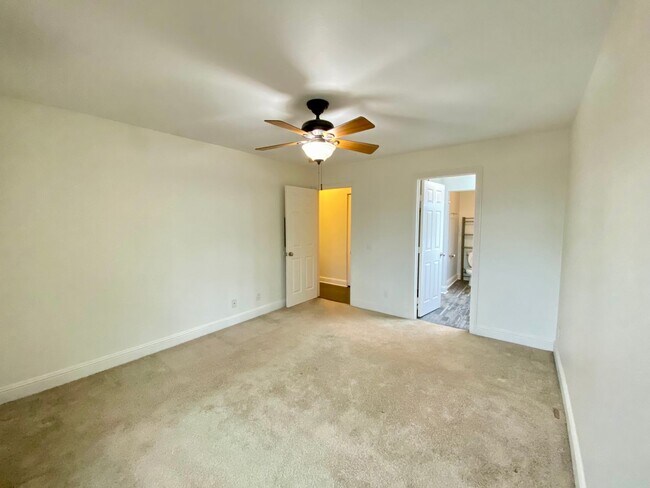 Building Photo - Spacious Two Bedroom featuring Ensuite Bathrooms! TWO ASSIGNED PARKING SPACES! Air Conditioning I...
