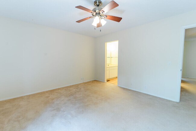 Building Photo - This darling 2 bedroom, 1.5 bath townhome is perfect for low maintenance, one level living! With ...