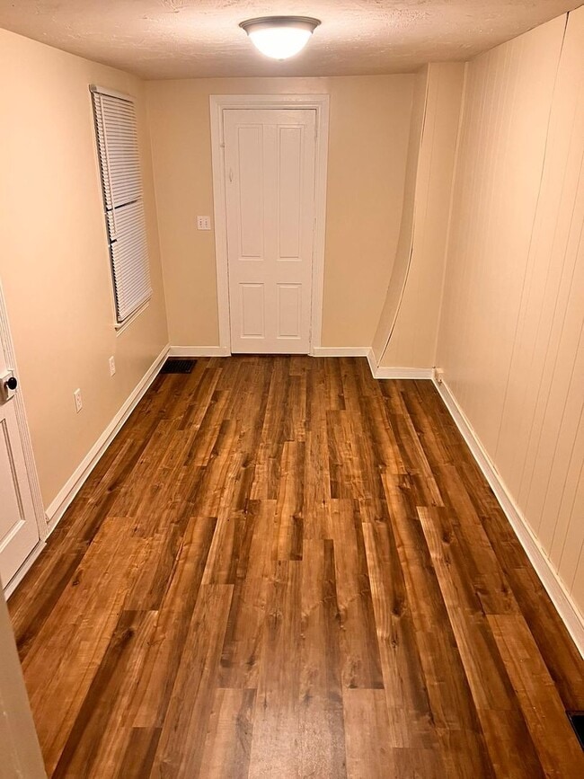 Building Photo - 3 Bedroom House, Garage-York City SD