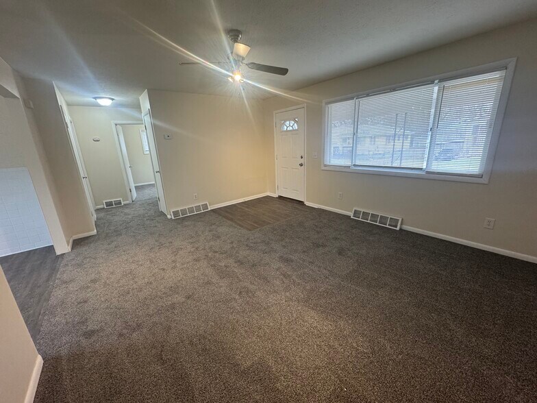 Building Photo - 1325 Vermont Pl NE