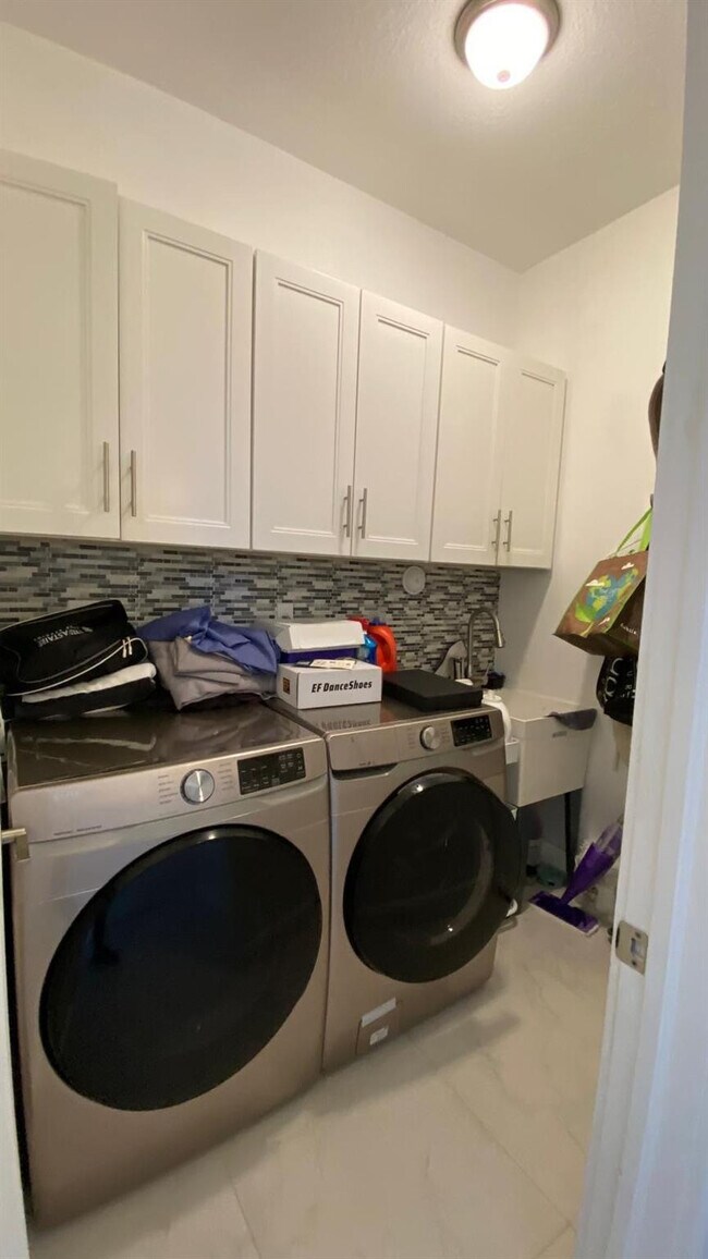 Building Photo - 830 Bailey St