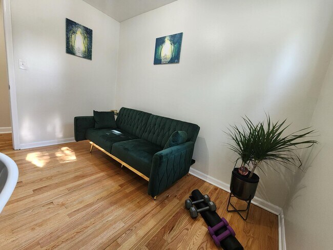 Building Photo - 2464 Greenfield Rd